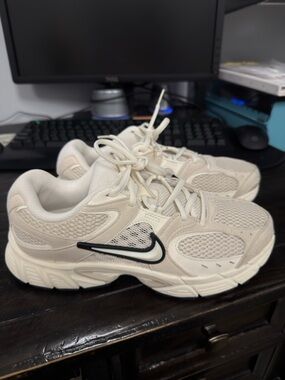 Womens Nike V5 RNR Athletic Shoe - Summit